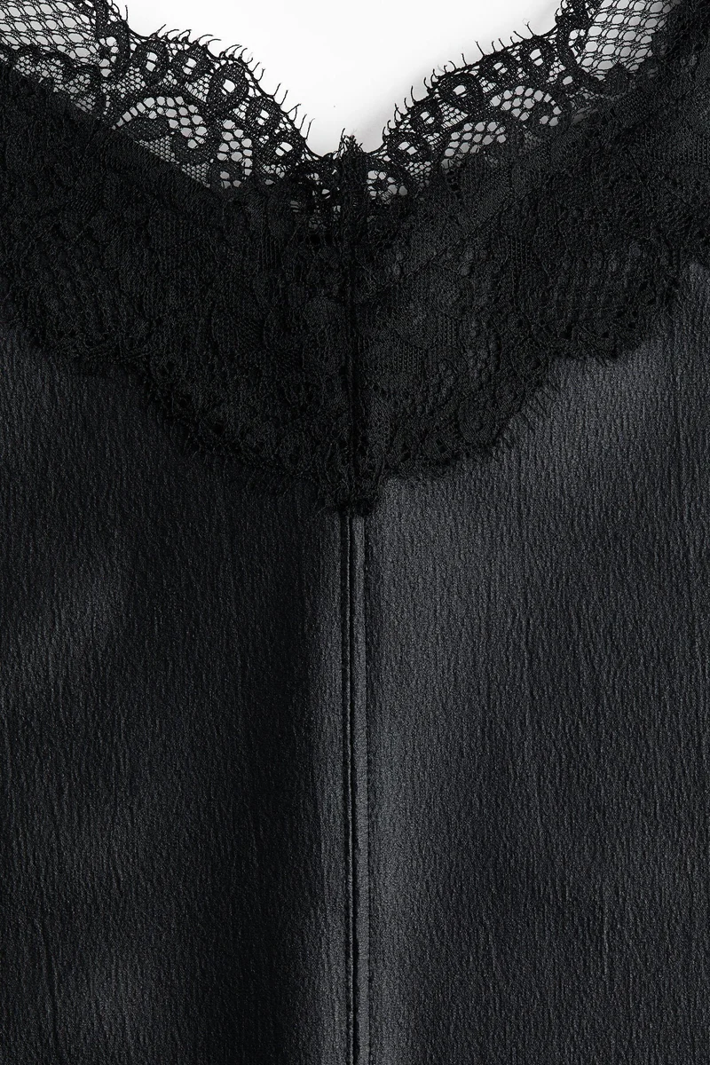 اتش اند ام بلوزة بحمالات كتف رفيعة وحواف دانتيل