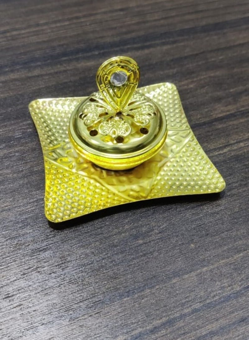 مبخرة معدنية مزخرفة، قاعدة مربعة مطلية بالذهب مع لمسة من الكريستال، حامل بخور - Image 1