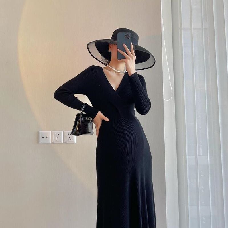 Maternity dress autumn simple long sleeve V-neck knitted dress 2023 new maternity dress autumn and winter slimming bottoming skirt Black + black belly support safety pants [suit]]