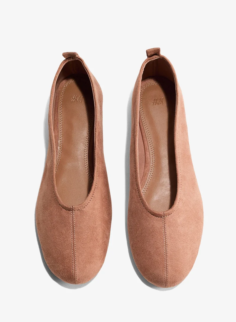 اتش اند ام حذاء باليه بملمس مخملي