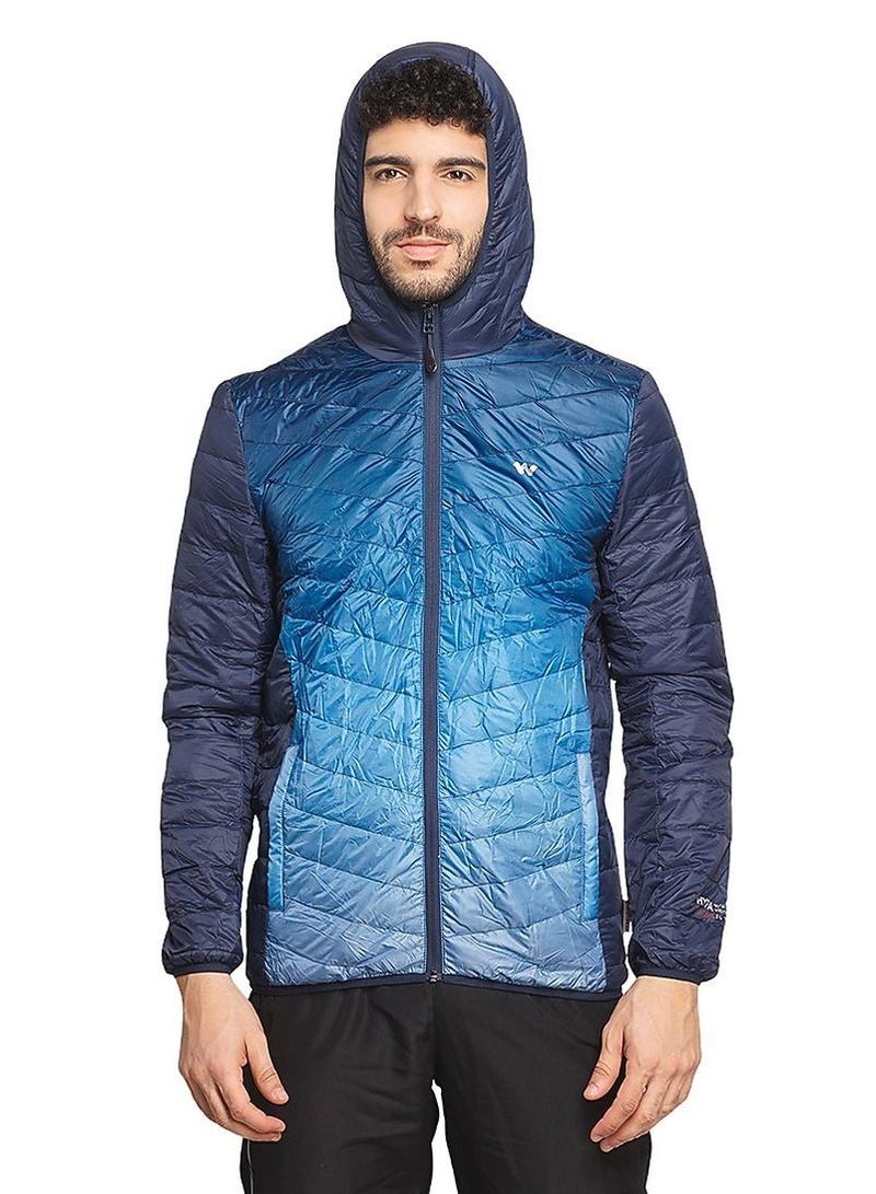 WILDCRAFT جاكيت تسلق داون مزود بغطاء رأس للرجال HYPAWARM™ - أسود ونيلي. الحجم (كبير) (الصدر) 1.13 (متر) (الطول) 74 (سم). (الحجم) L ,رقم الجزء: 8903338367543 , (الوزن) 250غ - Image 1