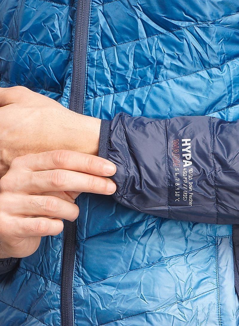 WILDCRAFT جاكيت تسلق داون مزود بغطاء رأس للرجال HYPAWARM™ - أسود ونيلي. الحجم (كبير) (الصدر) 1.13 (متر) (الطول) 74 (سم). (الحجم) L ,رقم الجزء: 8903338367543 , (الوزن) 250غ - Image 4