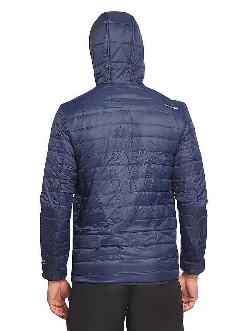 WILDCRAFT جاكيت تسلق داون مزود بغطاء رأس للرجال HYPAWARM™ - أسود ونيلي. الحجم (كبير) (الصدر) 1.13 (متر) (الطول) 74 (سم). (الحجم) L ,رقم الجزء: 8903338367543 , (الوزن) 250غ - Image 2