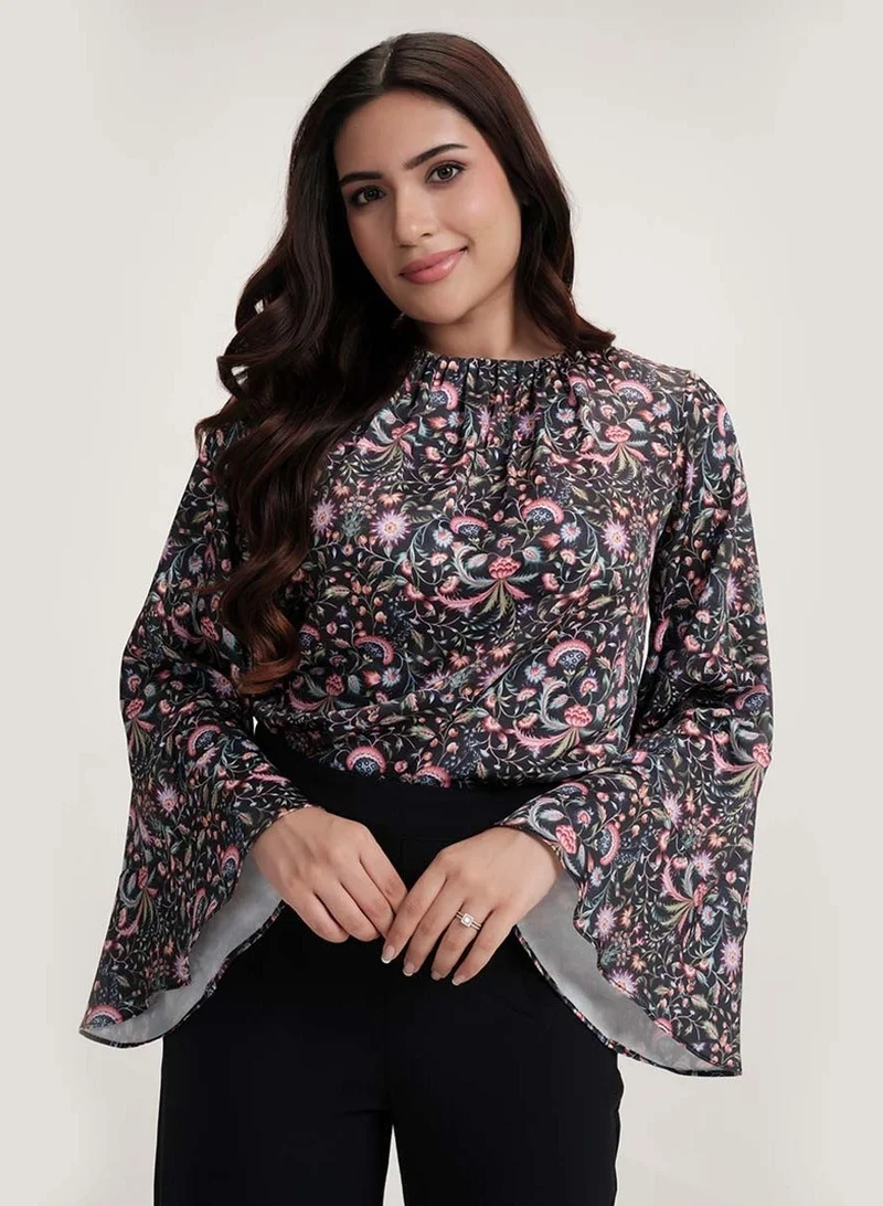 زجزاج توب أسود مطبوع بأكمام مفلورة