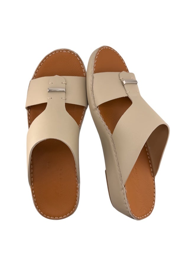 إيت صندل عربي يدوي الصنع للرجال من AET | شبشب رجالي خارجي | شبشب مفتوح الأصابع للاستخدام اليومي | جلد عربي أصلي ناعم بالكامل مع مشبك | تصميم جديد | نعل داخلي بلون بني فاتح | مريح وخفيف الوزن - Image 2