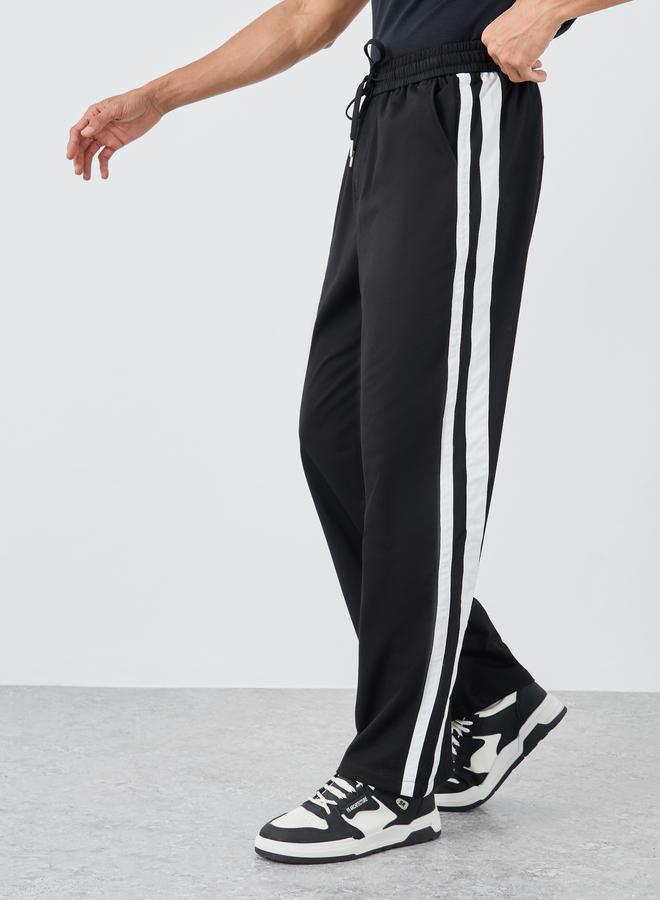 ستايلي بنطلون جوجر ستايلي واسع بقصة مفتوحة وتفاصيل خطوط جانبية - Image 1