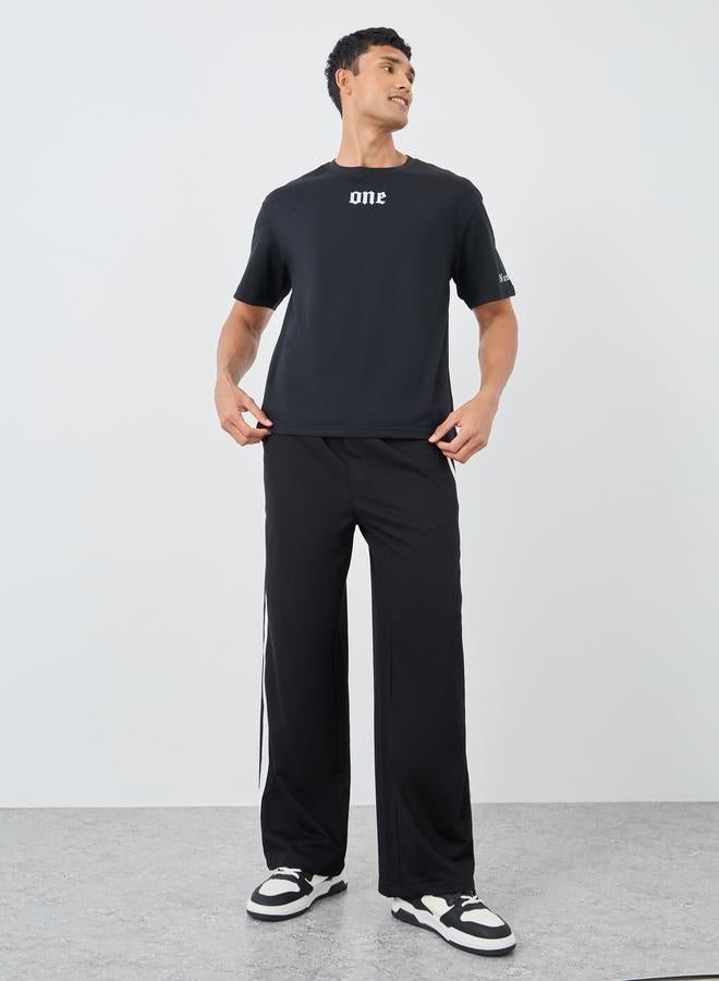 ستايلي بنطلون جوجر ستايلي واسع بقصة مفتوحة وتفاصيل خطوط جانبية - Image 2