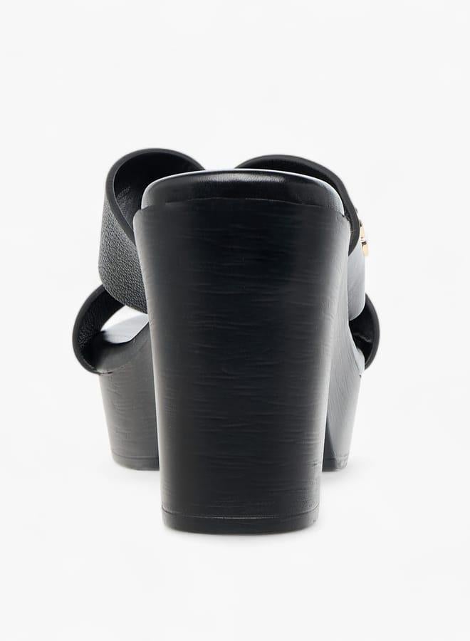 سيليست صنادل نسائية بحزام متقاطع بكعب عريض وشعار مميز - Image 5