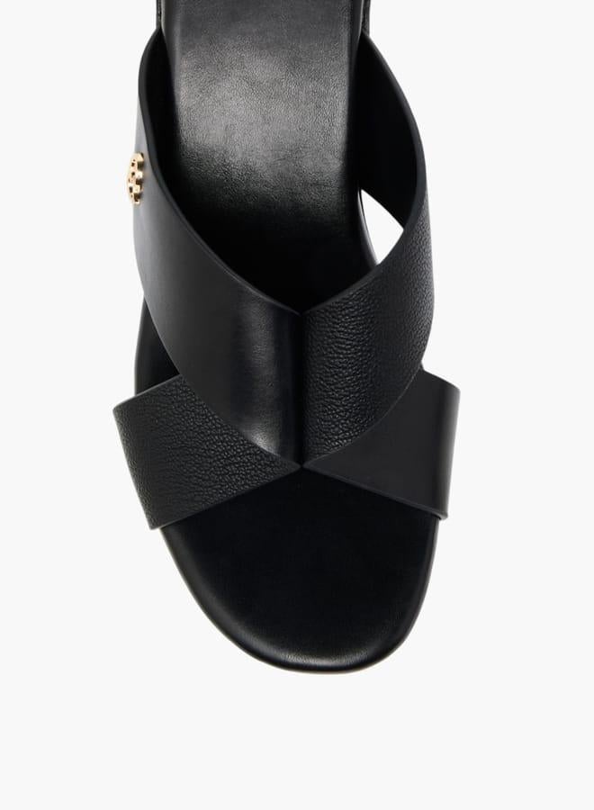 سيليست صنادل نسائية بحزام متقاطع بكعب عريض وشعار مميز - Image 4