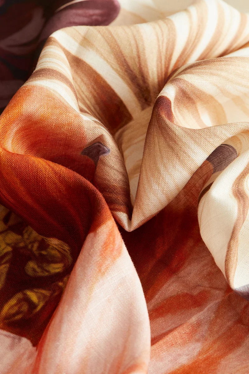 اتش اند ام مفرش طاولة مزين بنقوش