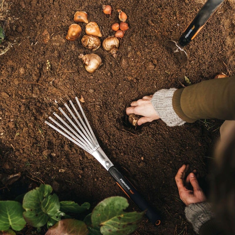 Fiskars Xact Hand Rake Heavy Duty Gardening Hand Tool with Ergonomic Handle and Hanging Hole - Image 5
