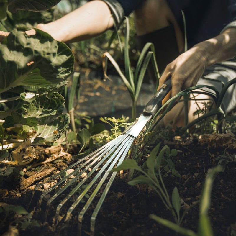 Fiskars Xact Hand Rake Heavy Duty Gardening Hand Tool with Ergonomic Handle and Hanging Hole - Image 4