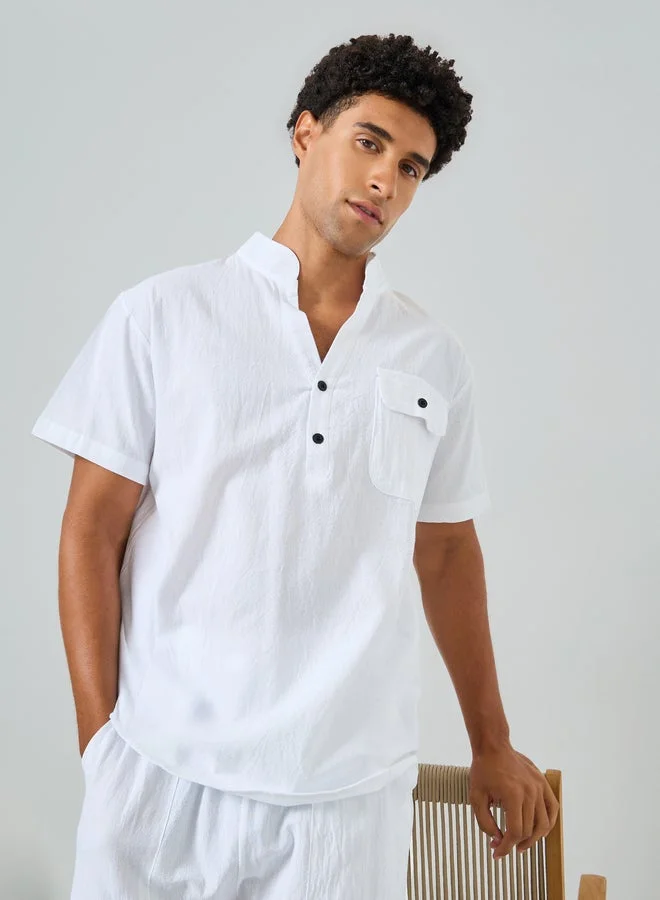 تايك تو قميص رجالي أبيض بياقة ماندرين وأكمام قصيرة