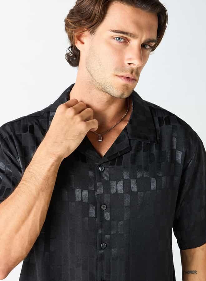 ايكونيك قميص بارز الملمس بياقة كامب وأكمام قصيرة من آيكونيك - Image 4