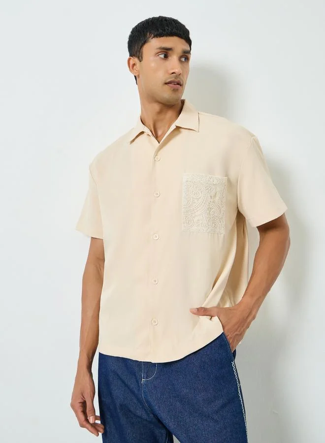 ستايلي قميص بتفاصيل جيب كروشيه