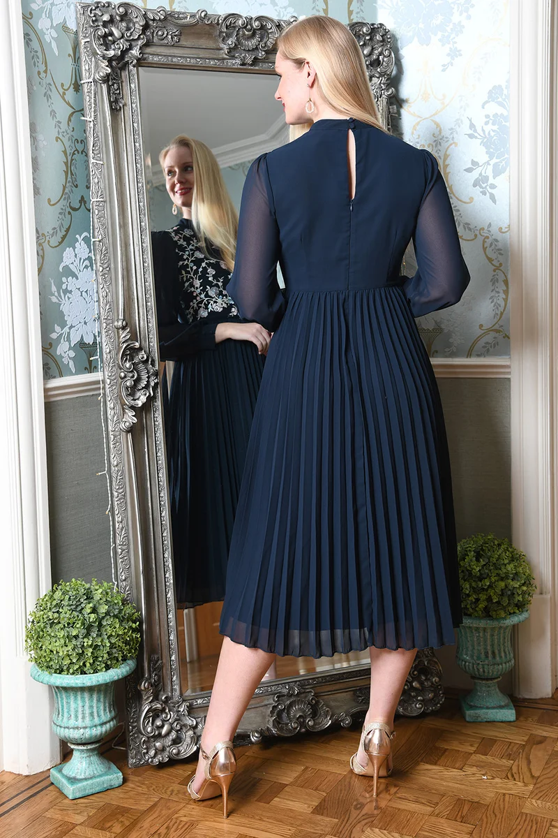 يامي Long Sleeve Embroidered Midi Dress With Pleats