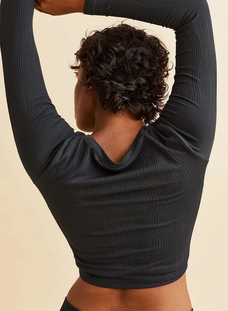 اتش اند ام بلوزة بياقة دائرية