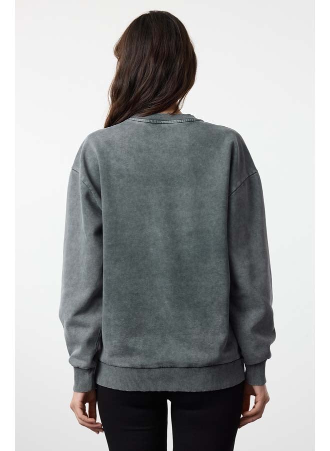 trendyol Anthracite Washed Thick Regular/Normal Fit Crew Neck Basic Knitted Sweatshirt TWOAW24SW00101  - Image 4