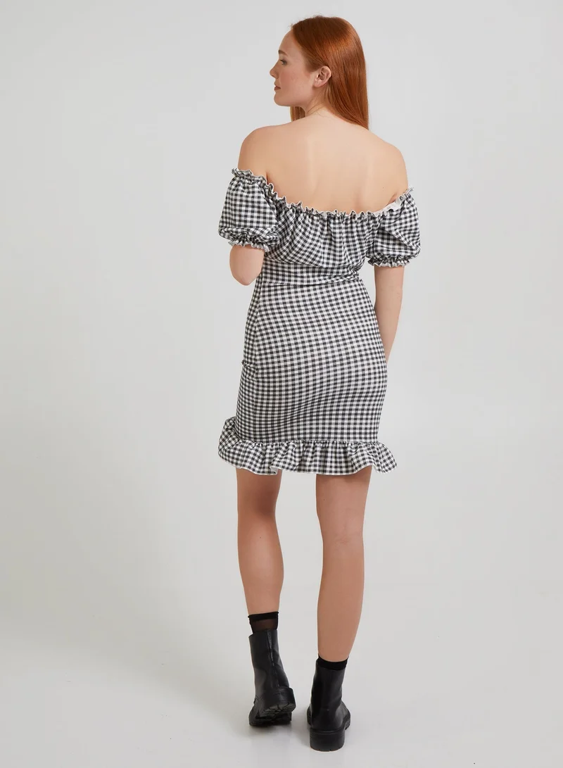 بينك فانيلا فستان جيبسي بياقة مكشوفة كاروهات