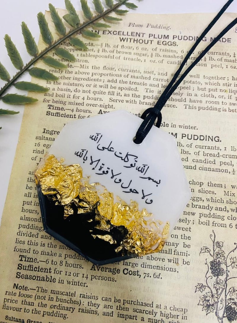 Elegant double-sided car pendant embroidered with gold leaf and an Islamic supplication calling for trust in God made of fine resin. - Image 5
