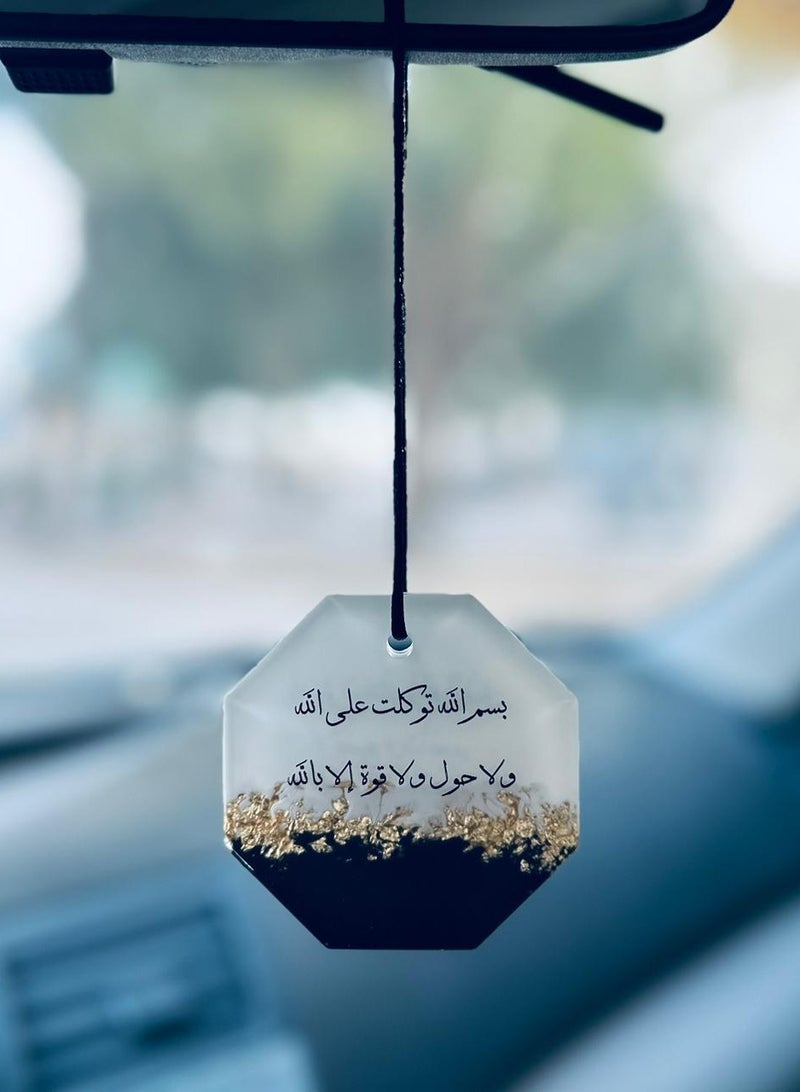 Elegant double-sided car pendant embroidered with gold leaf and an Islamic supplication calling for trust in God made of fine resin. - Image 2