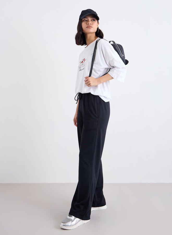 ستايلي تيشيرت نسائي أبيض مطرز بتفاصيل فضفاض - Image 1