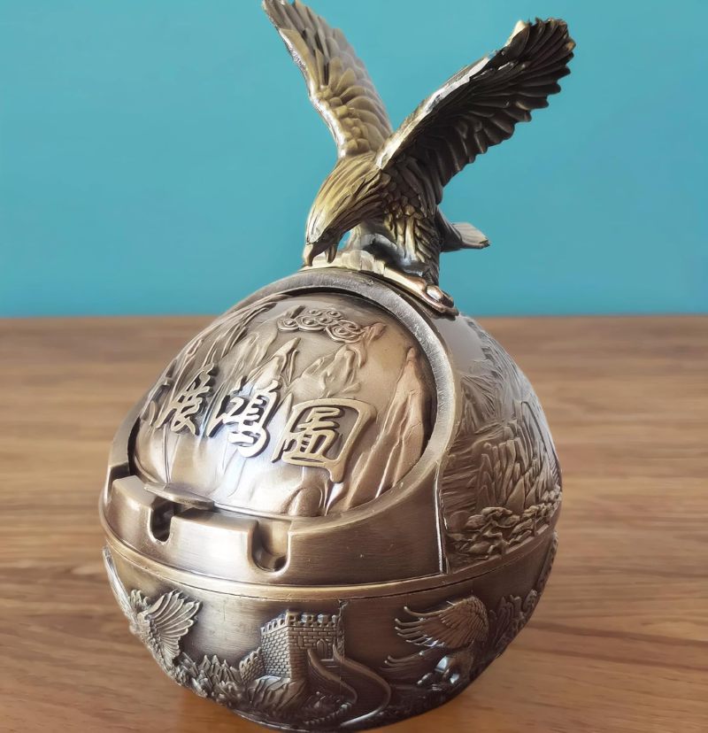 Vintage Metal Ashtray: Hand-Carved Eagle Shape, Lidded Windproof Design - Cigarette Ashtray for Home Office Outdoor Use - Image 2