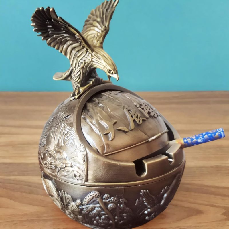 Vintage Metal Ashtray: Hand-Carved Eagle Shape, Lidded Windproof Design - Cigarette Ashtray for Home Office Outdoor Use - Image 3