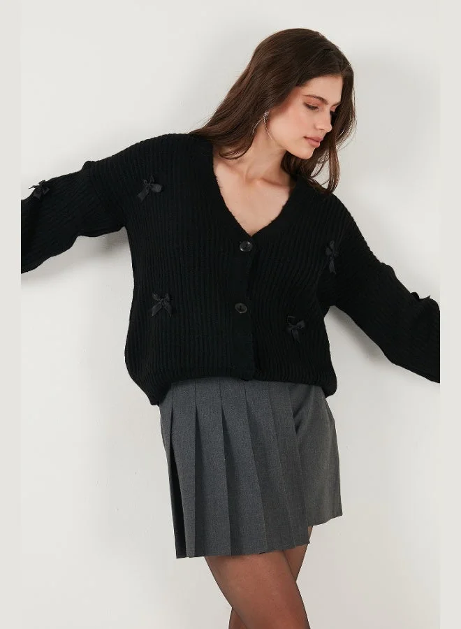 ليلا كارديجان نسائي ليلا بقصة واسعة وفتحة رقبة على شكل حرف  وتفاصيل فيونكة وأزرار