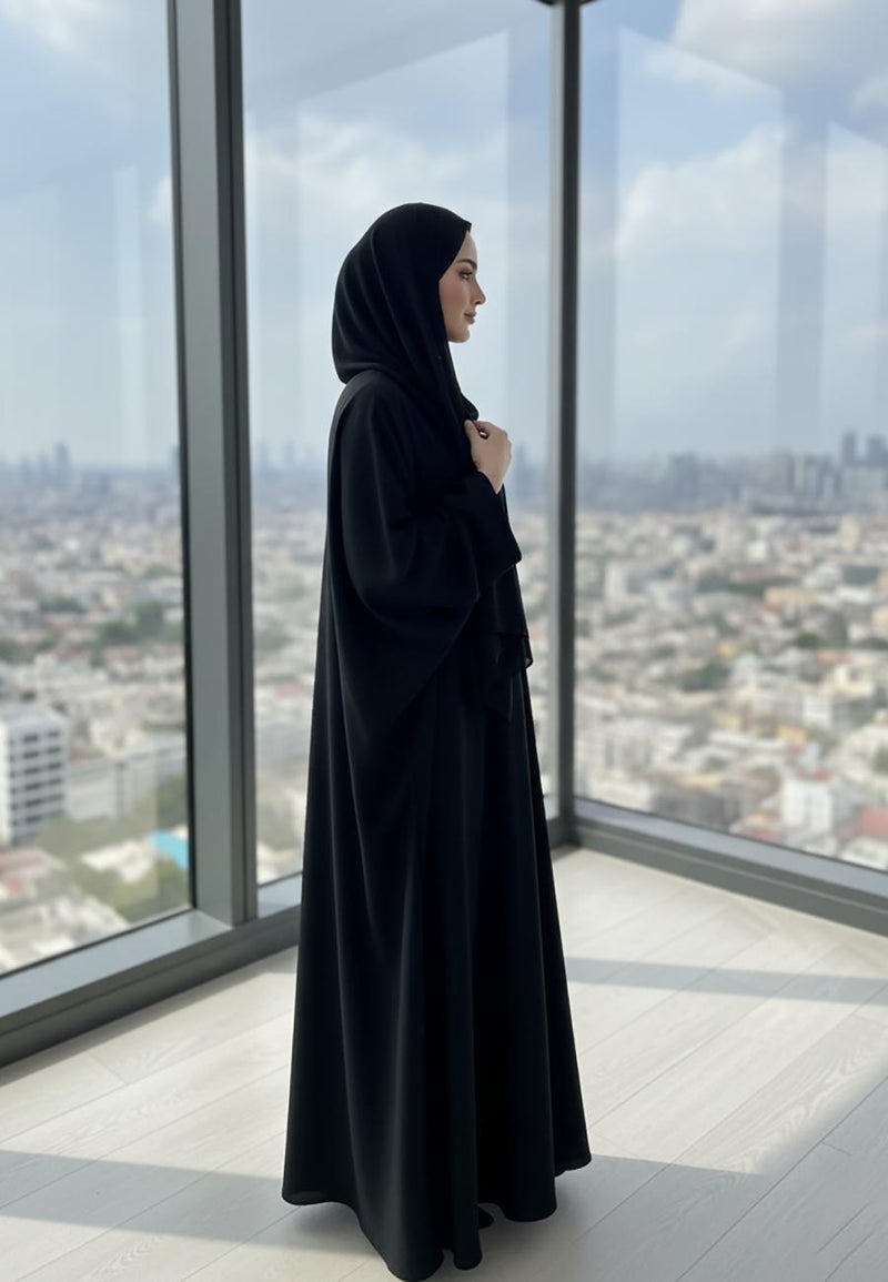 النخبة العباءة الكلاسيكية الأساسية باللون الأسود بياقة على شكل  من قماش ندا - - Image 2