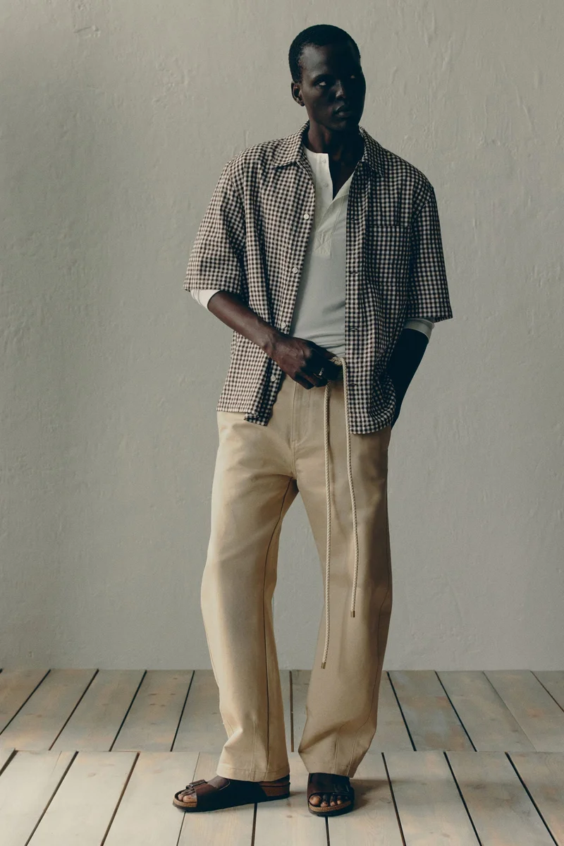 اتش اند ام قميص بأكمام قصيرة بقصّة عادية