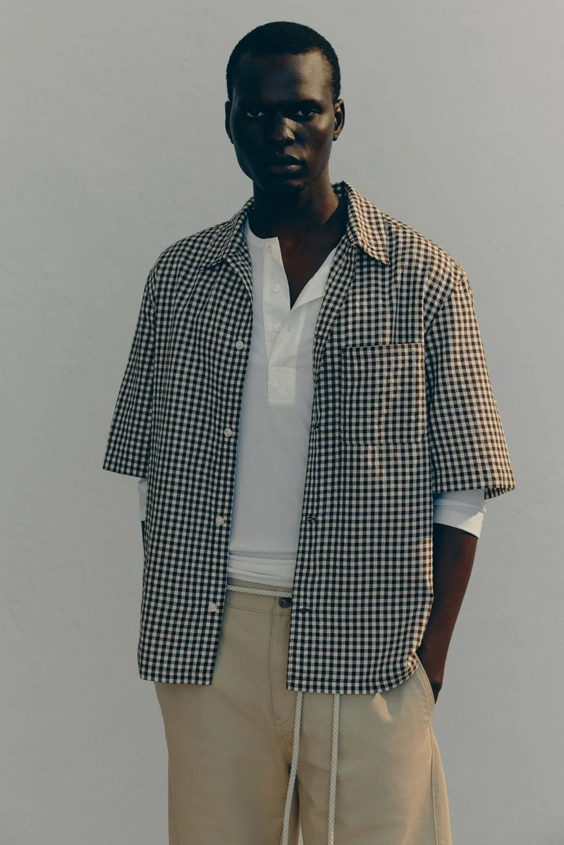 اتش اند ام قميص بأكمام قصيرة بقصّة عادية