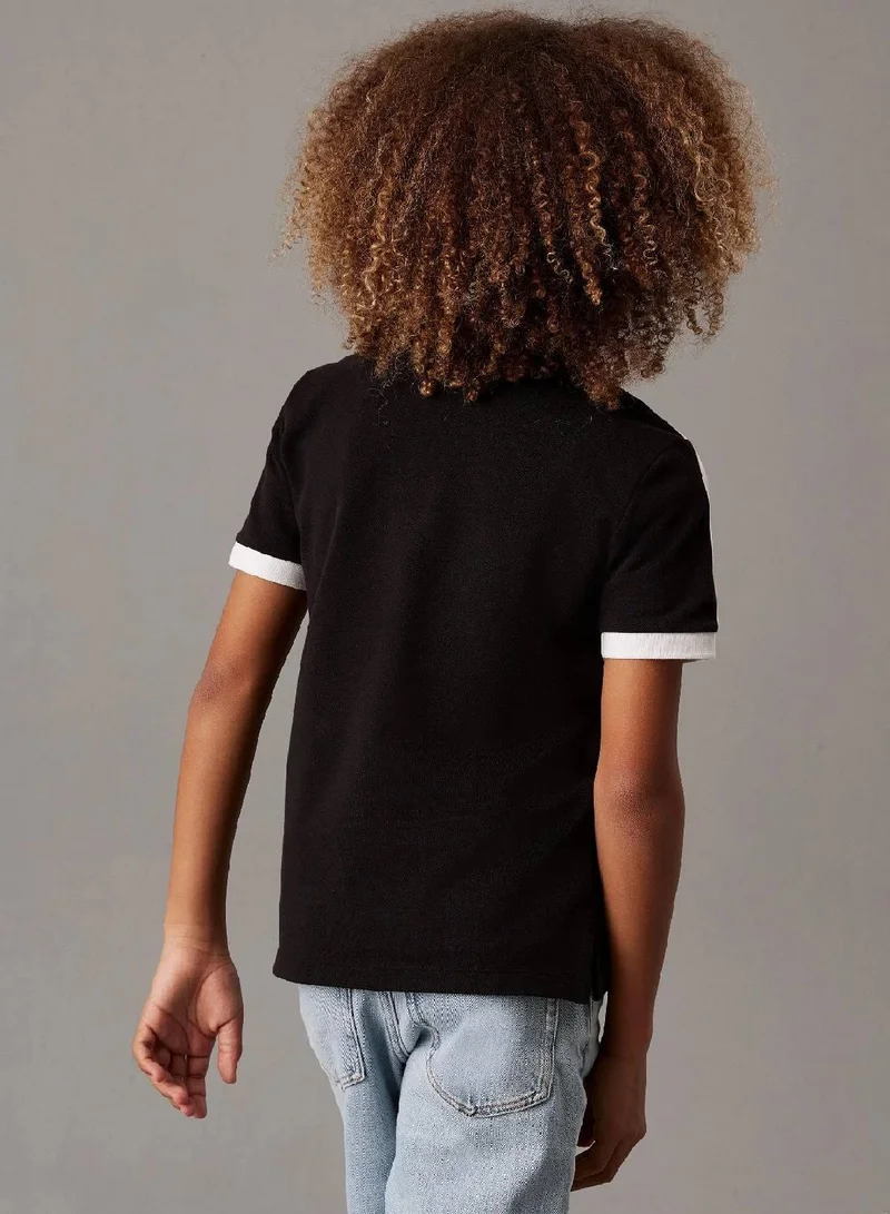 كالفن كلاين جينز بولوشيرت بنمط كتل الألوان