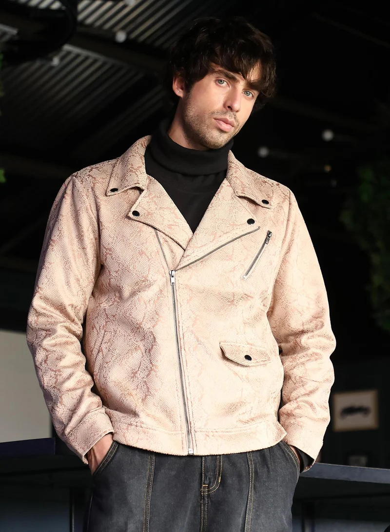 كامبوس سوترا جاكيت بايكر رجالي بنقشة جلد الثعبان وياقة مشقوقة وأكمام بأزرار