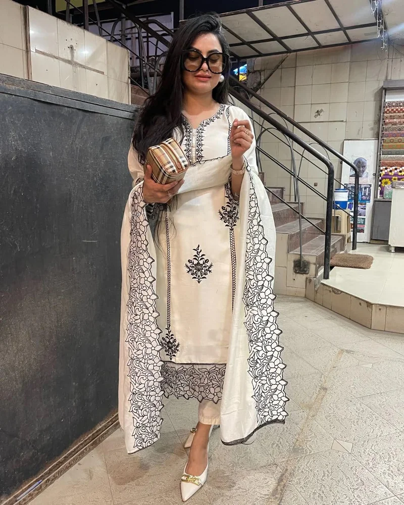 GoSriKi كورتا مطرز مستقيم بمزيج رايون نسائي مع بنطال ودوباتا أبيض