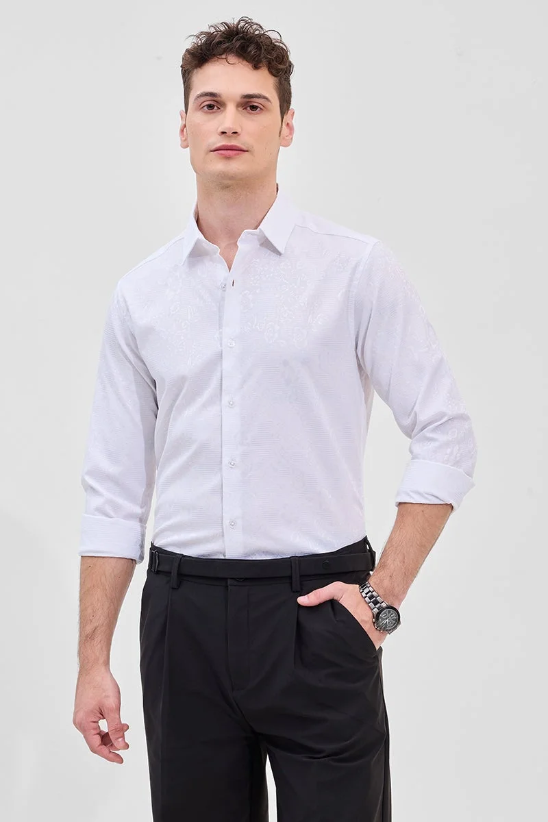 سنيتش قميص أبيض بقصة ضيقة وتصميم ذاتي