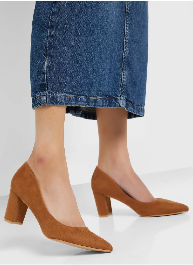 Andarina Block Heeled Pointed Pump