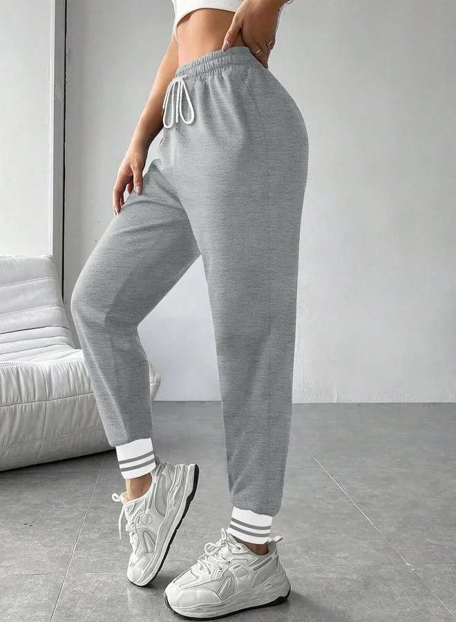 تايك تو بنطلون رياضي رمادي سادة بأساور