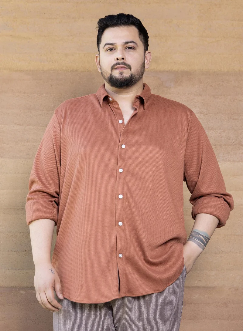انستافاب بلس قميص رجالي مقاس كبير بنقشة وافل بلون بني محروق بياقة ممتدة وأكمام طويلة بأزرار
