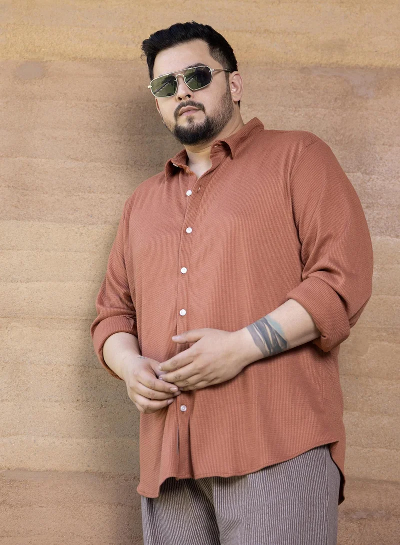 انستافاب بلس قميص رجالي مقاس كبير بنقشة وافل بلون بني محروق بياقة ممتدة وأكمام طويلة بأزرار