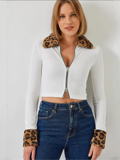 بيانكو لوتشي جاكيت قصير بغطاء رأس من فرو صناعي بطبعة جلد الفهد