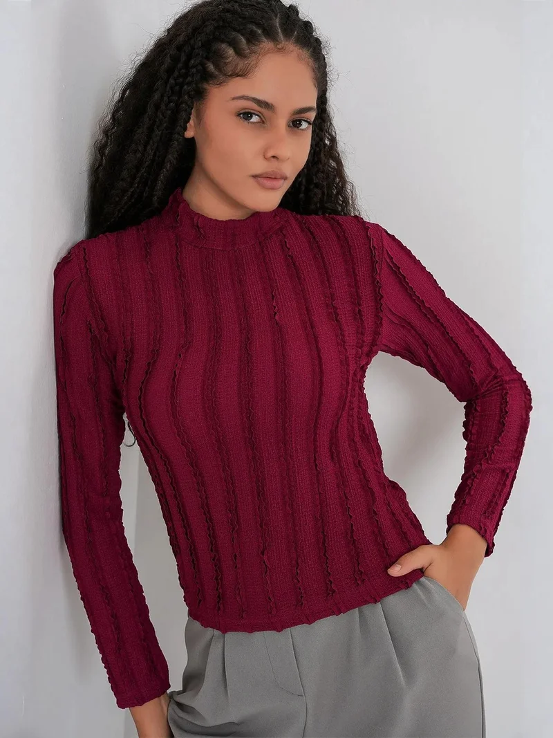 بيغ دارت بلوزة بياقة نصف عالية بقصة ضيقة وملمس نسيجي