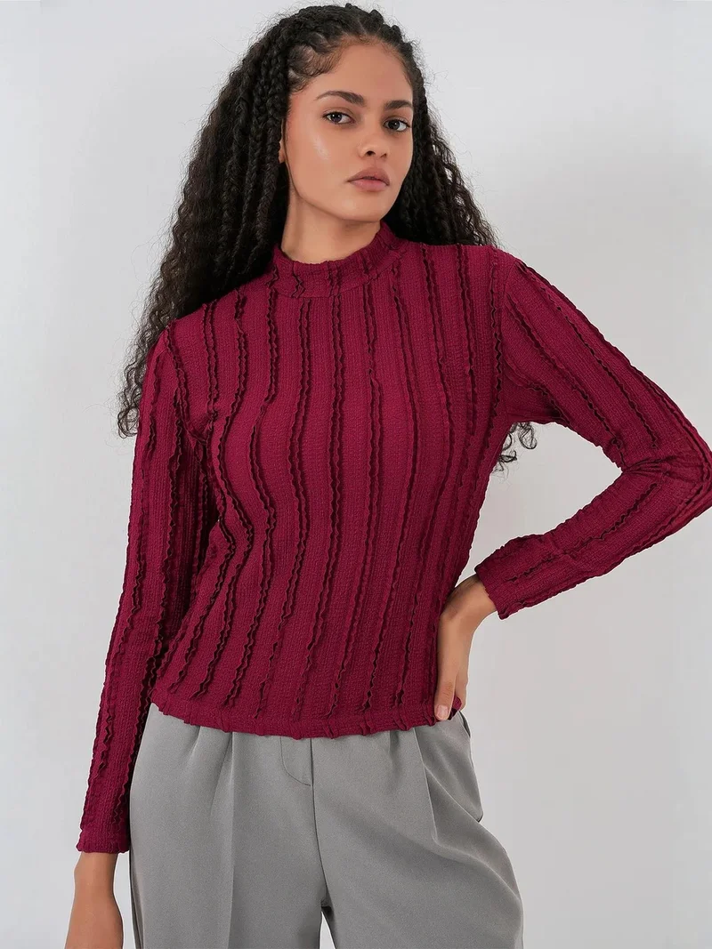 بيغ دارت بلوزة بياقة نصف عالية بقصة ضيقة وملمس نسيجي