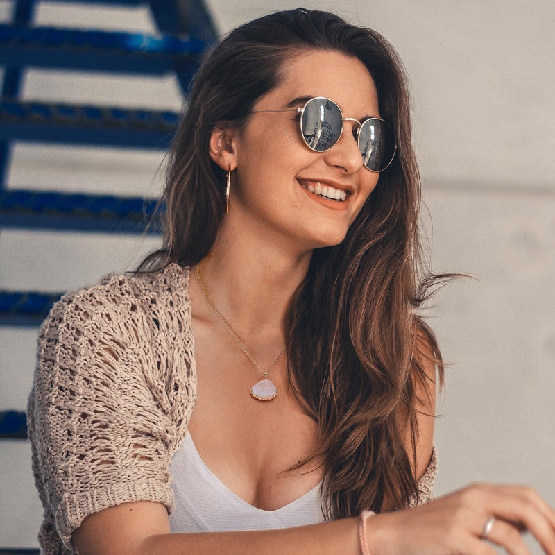 CANEVINKA 18K Gold Plated Natural Scallop Pendant Necklace Dainty Personalized Handmade Layered Charm Summer Beach Necklace Seashell Pendant Thin Cable Chain Necklace for Women - Image 4