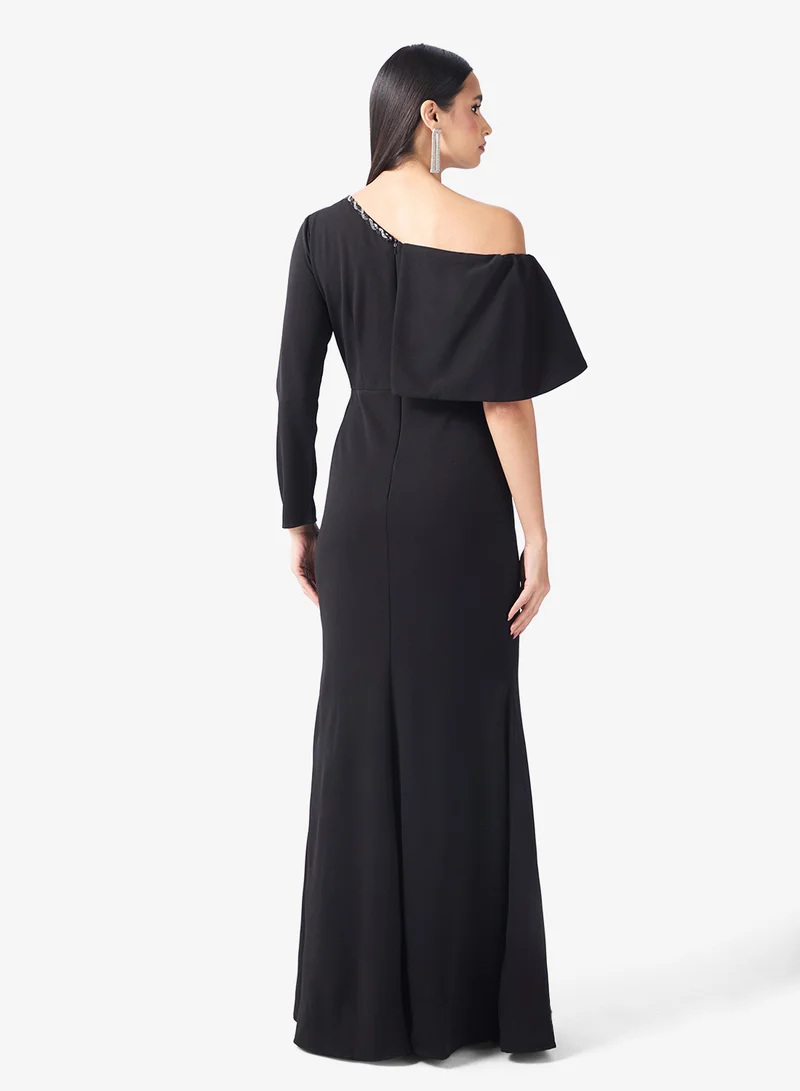 نمشي x فستان حورية البحر مزين بكتف غير متماثل ومجوهرات