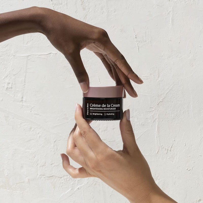 Fleur & Bee مرطب مضيء من فلور & بي | نظيف، 100% نباتي | كريم مضاد للشيخوخة، كريم تجاعيد مع فيتامين C | مصحح للتجاعيد، فرط التصبغ والبقع الداكنة للوجه | كريم دي لا كريم 1.5 أونصة - Image 5