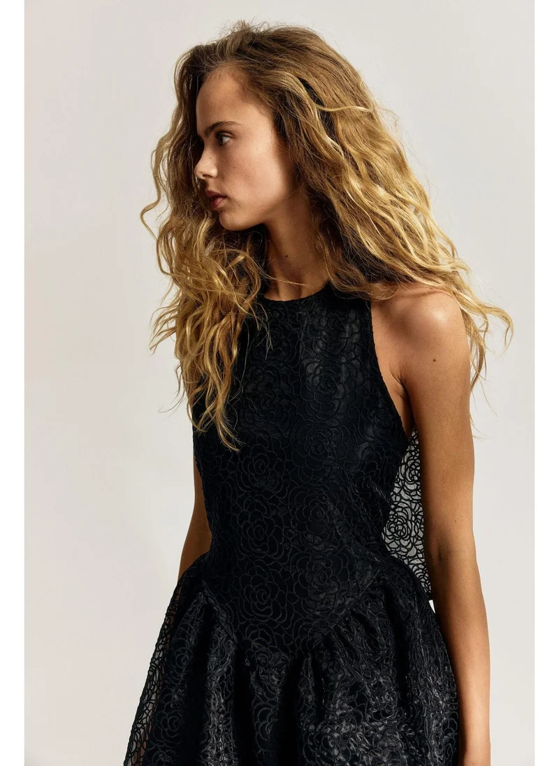 اتش اند ام Embroidered halterneck dress