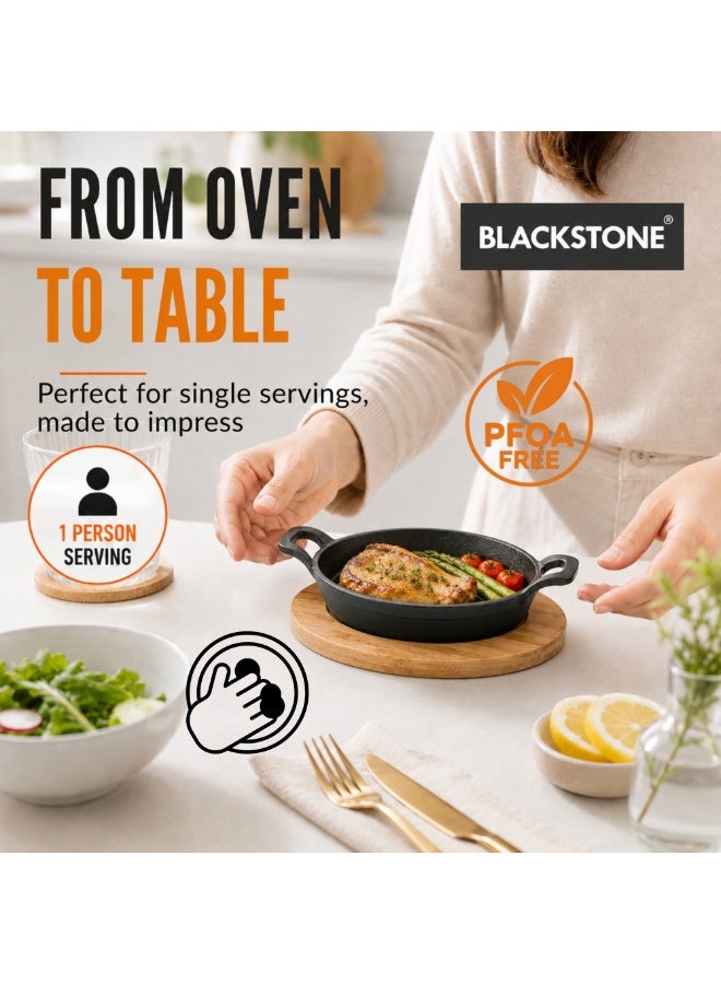 BLACKSTONE مقلاة بيضاوية صغيرة من الحديد الزهر مع صفيحة خشبية للتسخين 18سم - Image 2