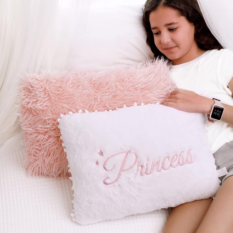 Perfectto Design مجموعة Perfectto من 2 وسائد زخرفية لغرفة الأطفال الصغار بيضاء رقيقة مزينة ووسادة وردية من الفرو الصناعي ناعمة ورقيقة لزينة غرفة نوم الأطفال - Image 1