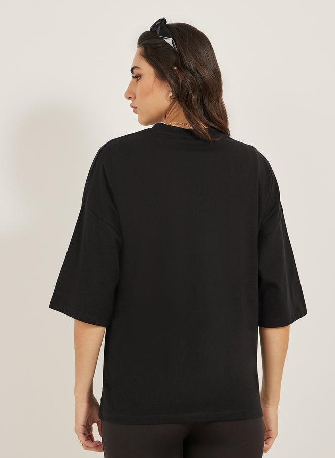 ستايلي تيشيرت أوفر سايز بياقة دائرية مطرز بشعار - Image 5